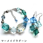 プリズムモード 【リゾート】　ブレスレット＆ピアス/イヤリングセット- ocean collection -  手染めビーズ　ブルー　グリーン　水色　緑　クリア　アクセサリー