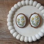 【手刺繍】木枠ブローチ【ミモザ A－3】