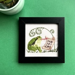 刺繍フレーム　「カエル🐸の賢者　巻物を紐解く」