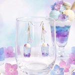 夏の喫茶店＊紫陽花ゼリーの花畑のクリームソーダ ミニチュア ピアス/イヤリング オリジナルディスプレイ台紙付き【個別発送】(ドリンク/喫茶/色ガラス風/リアル/きれいめ/きらきら/花/紫陽花/ブルー)