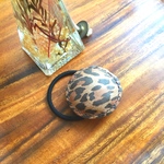 ヒョウ柄牛革 ぷっくりヘアゴム