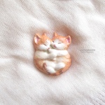 眠る子猫　陶土ブローチ