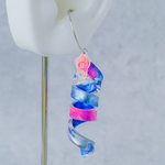 青いペイントのくるくる・片耳用イヤーカフ(ピンク)