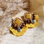 ビーズ刺繍  マスタード フリンジ ウッド コンチョ ★ ピアス イヤリング ボヘミアン ネイティブ エスニック サージカルステンレス 秋冬 おお振り イエロー