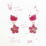     いちごクリームソーダ　猫とお花の揺れるピアス/イヤリング　猫モチーフ