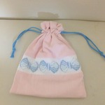 シェル柄の刺繍が入ったピンクの巾着 [