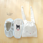 【再販】靴カバー ネコなのにおでこが広い、いいえ、頭が長いのよクロネコの刺繍 （ストライプ）