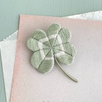 ［受注制作］四つ葉のクローバーの刺繍ブローチ