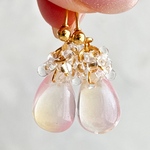 Juicy drop  ピーチ 桃 ピアス イヤリング フルーツ 推し活 推しカラー ピンク イエロー ゴールド シルバー サージカルステンレス ガラスビーズ グラデーション ドロップ 雫 しずく