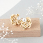 生成りの花 / ピアス イヤリング / クリーム色 アイボリー 黄色 入学式 卒業式 七五三 着物 和装 つまみ細工