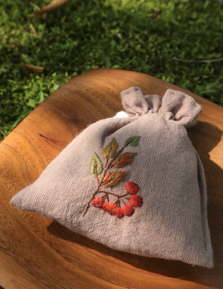 ニリンソウ 刺繍巾着 高山植物 登山 - 山の糸－高山植物と暮らす刺繍