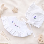 お宮参りに大人気✳︎ 世界にひとつだけ　誕生花と名入り刺繍のフリルスタイ&ボンネット【男の子デザインあり】
