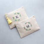 レモン＆オレンジ刺繍のイニシャルポーチ　フラットポーチ タッセルありなし選べます　名入れポーチ名前入りポーチ