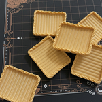 【3個入】ミニチュア カゴ編み風トレイ 3.6×3cm / ベージュ 長方形 スクエア ドールハウス ミニチュアフード 食器 撮影小物