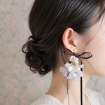 ブラックリボンと紫陽花のアシンメトリーイヤリング　ピアス｜パール　ウェディングアクセサリー　ブライダルアクセサリー　フラワーアクセサリー　揺れる　フォトウェディング　結婚式　