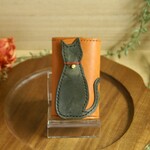 キーケース✿猫の品格たたずまい✿赤い首輪に肉球のペンダントがキラリと輝くキーケース✿オレンジ色×黒猫【送料無料】