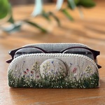 手刺繍で描いた野の花たち  メガネスタンドで　心地よいお部屋に。　