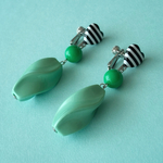 SALE‼️ストライプのハートのカボションとグリーンのアクリルビーズのイヤリング