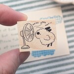 【扇風機にあたるのんのん　ラバースタンプ】