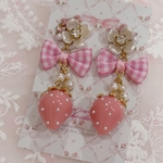 ギンガムチェックのストロベリーピアス