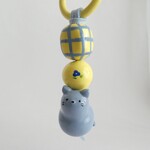 ブルーグレーねこ(猫)  レモンイエロー×お花 石粉粘土のキーホルダー