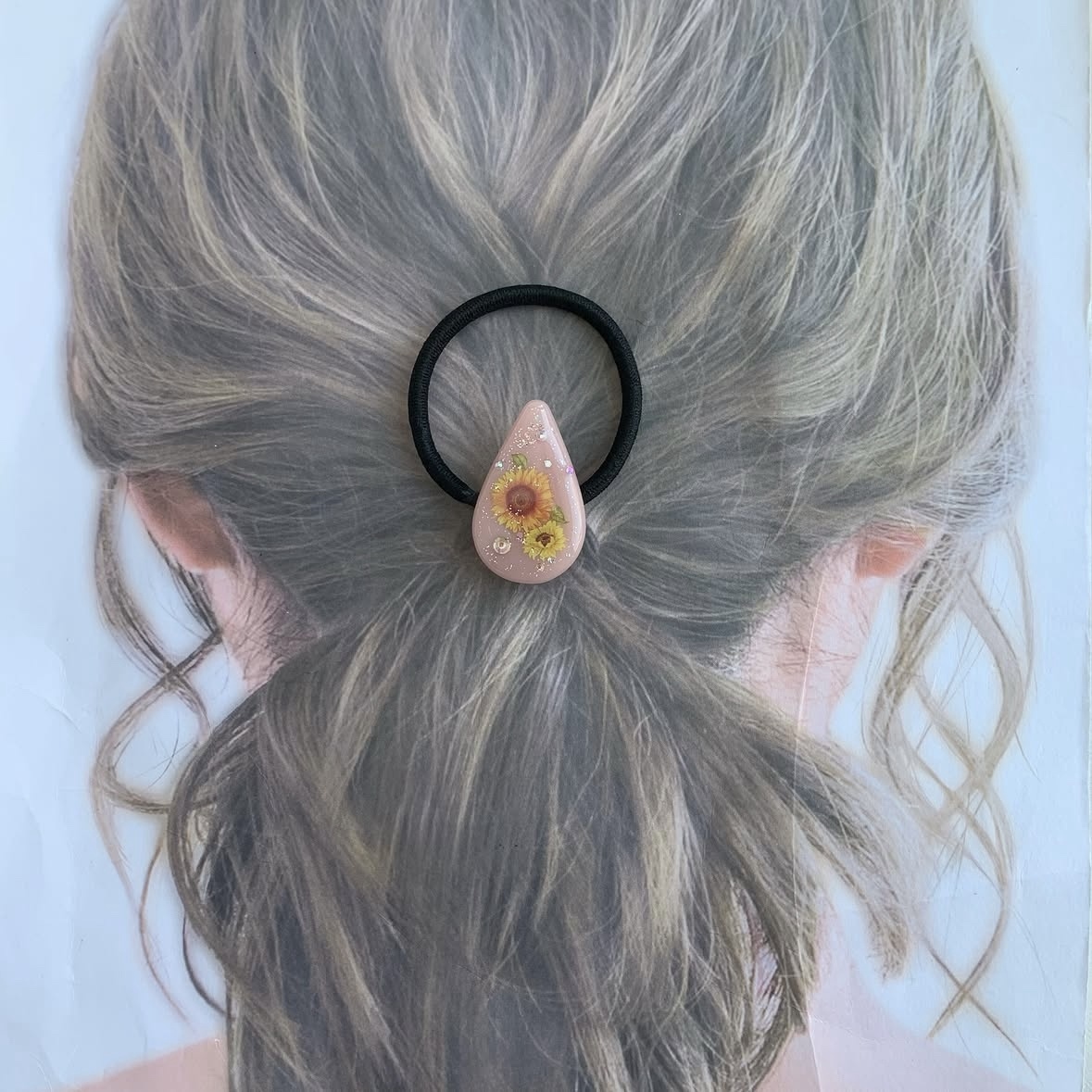 4240】難あり・向日葵 ひまわり ベージュしずく型 夏柄レジンヘアゴム