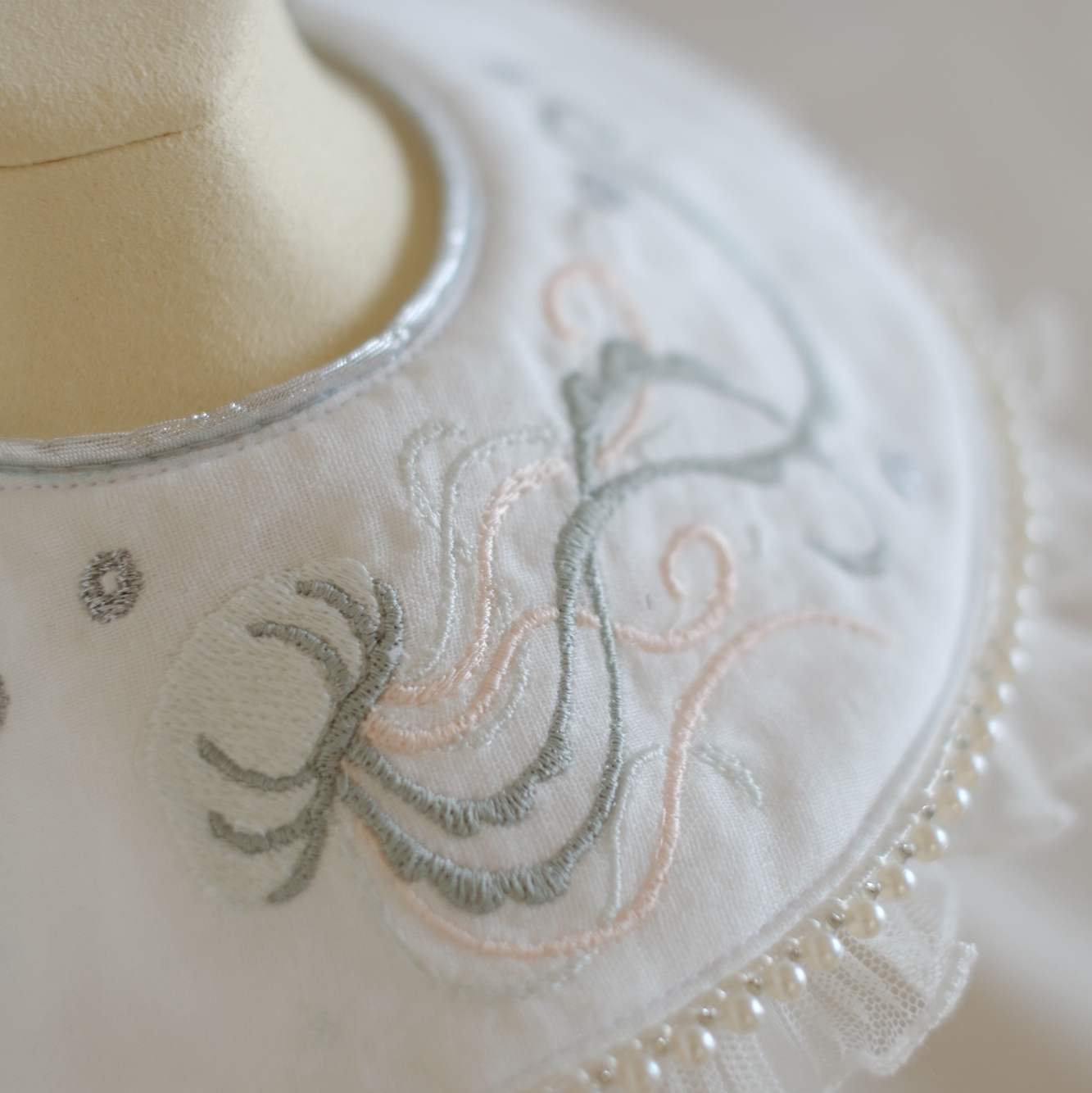 夏季限定】クラゲの刺繍スタイ - mieux | minne byGMOペパボ 国内最大