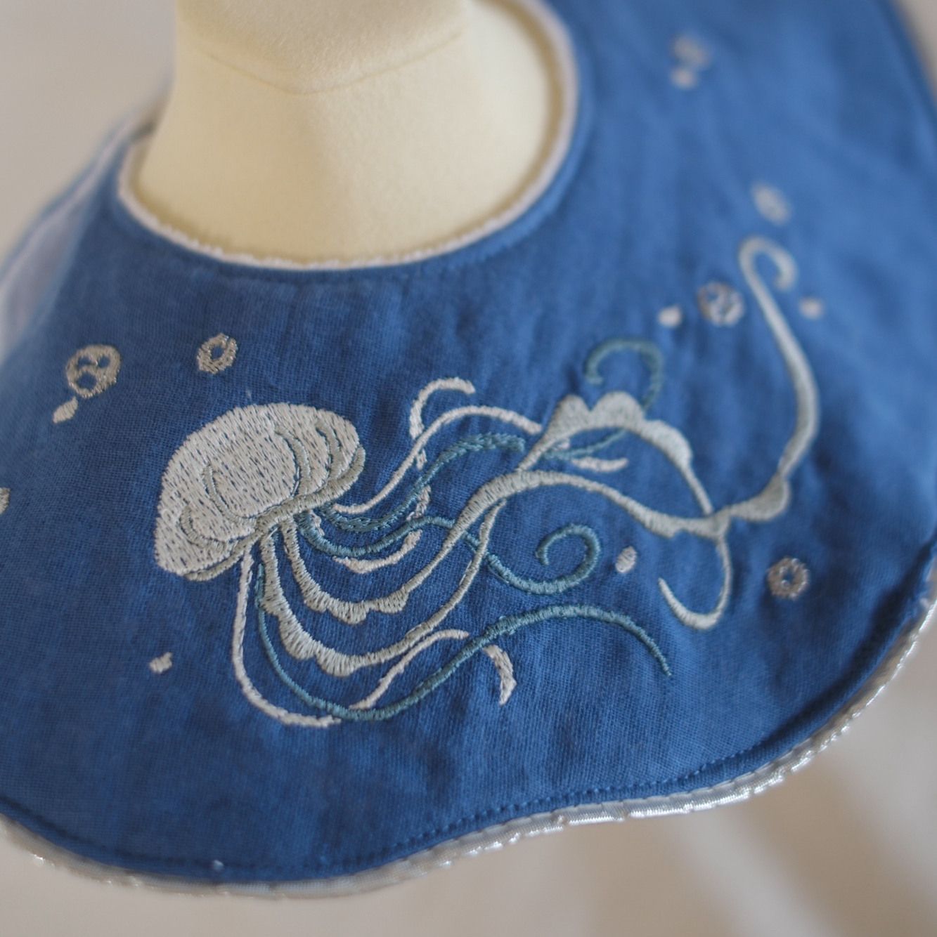 夏季限定】クラゲの刺繍スタイ - mieux | minne byGMOペパボ 国内最大