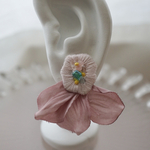 花びらと刺繍の耳飾り　ピンク