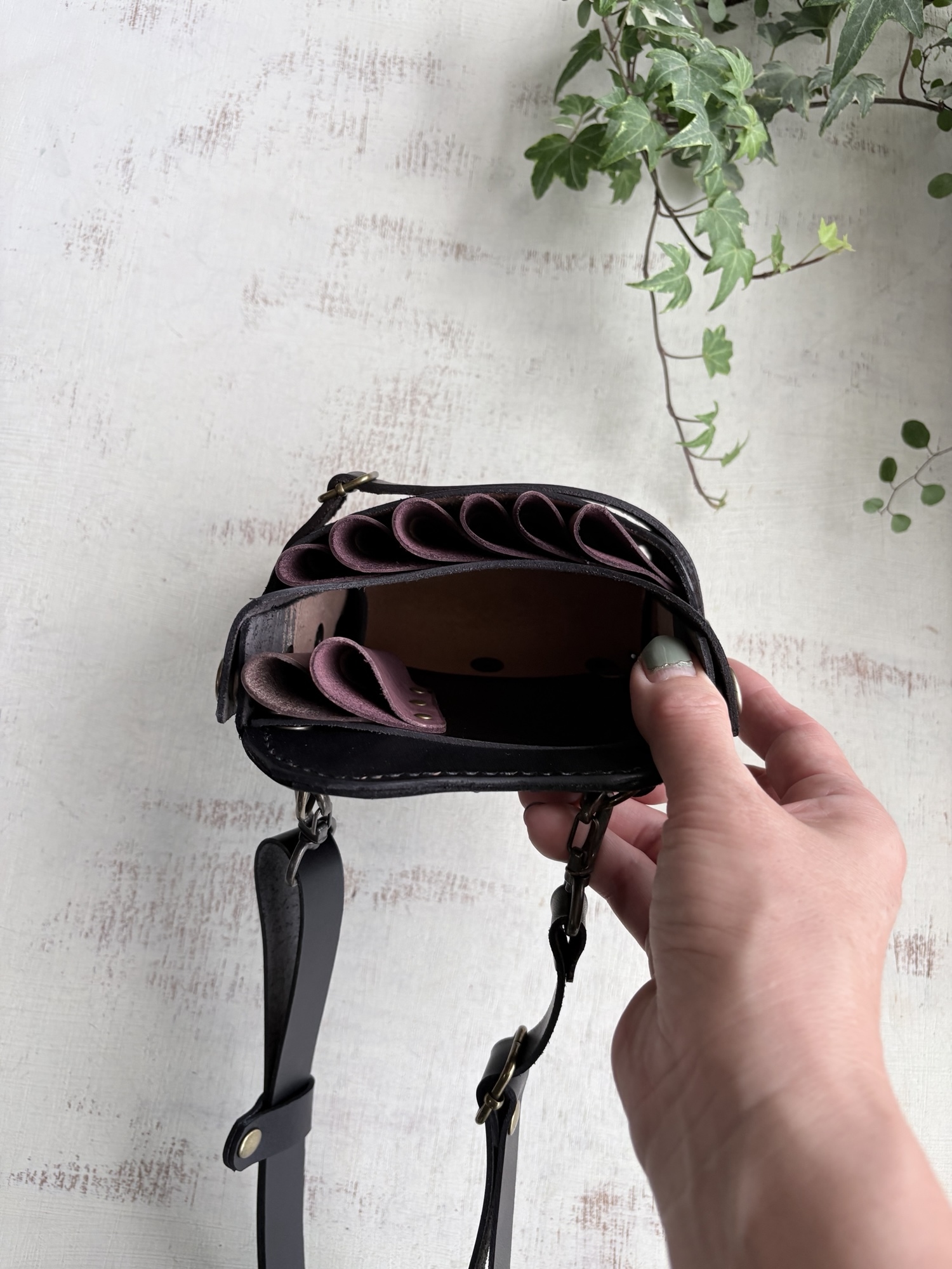 ファッション小物 ヌメ革ブラック、蝶型押しブラックのシザーケース