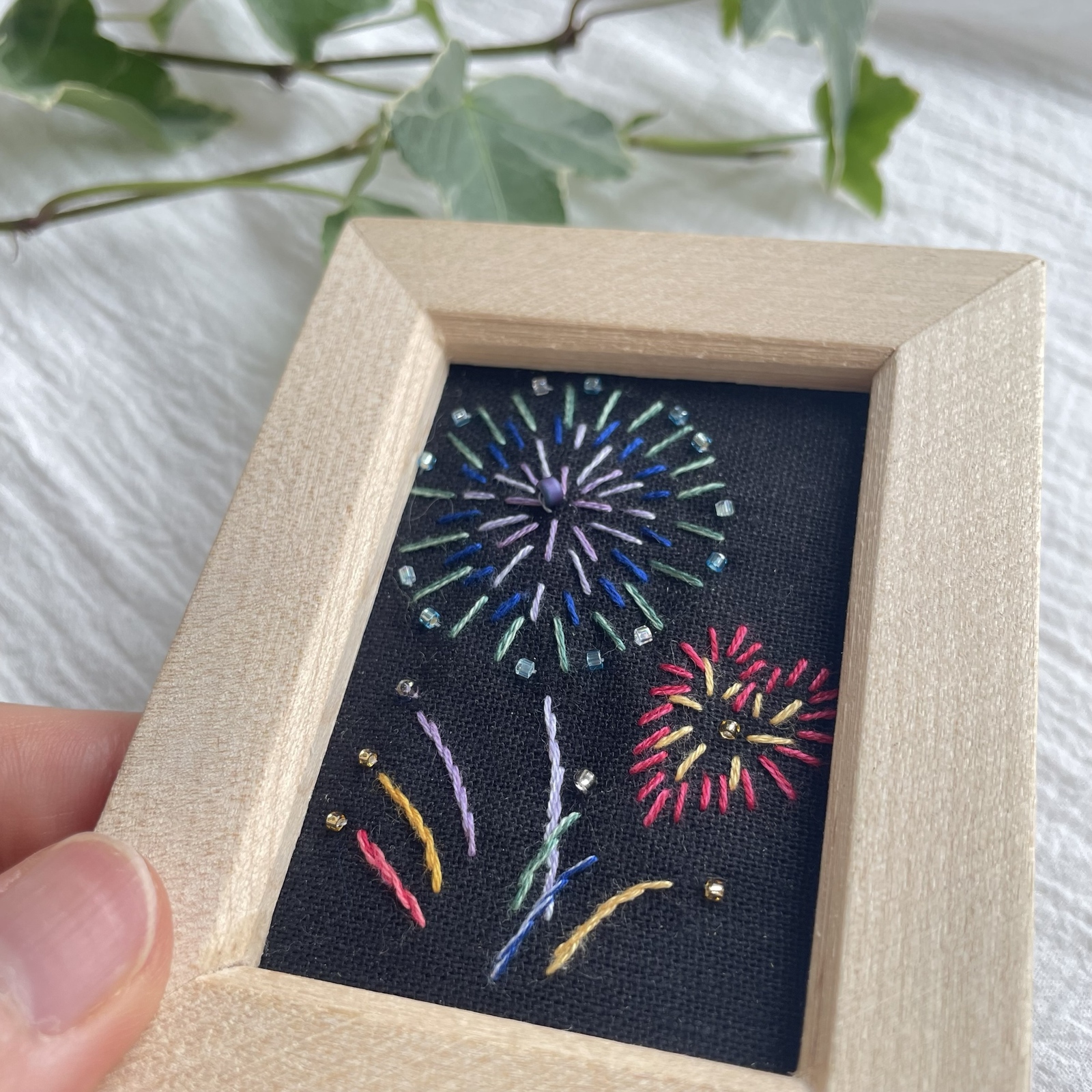 く*ん様 ハンドメイド刺繍フレーム 花火がきれいだニャー 花火 刺繍