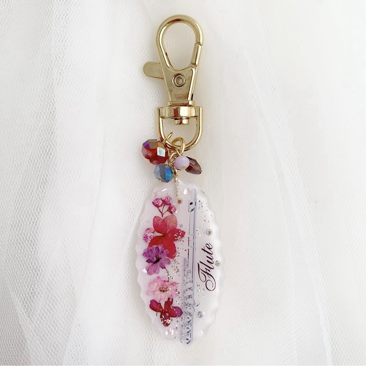 4264】フルート キーホルダー 赤い紫陽花入り 白いオーバル型吹奏楽
