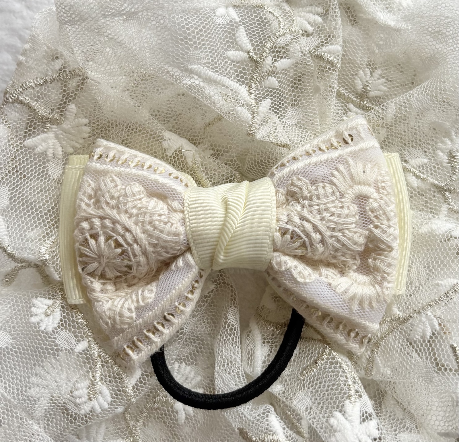 インド刺繍リボンのヘアゴム(ホワイト) - くるみるく | minne byGMO