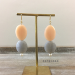 ヴィンテージ風グレーとピンクの大ぶりピアス