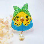 セキセイインコの　刺繍ブローチ 〜グリーンリボンと揺れるパール〜