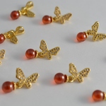 アクセサリーパーツ チャーム 蝶々 石付 金 オレンジ 3個 17mm[4582434316095] 