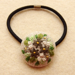 小花の刺繍 くるみボタンヘアゴム