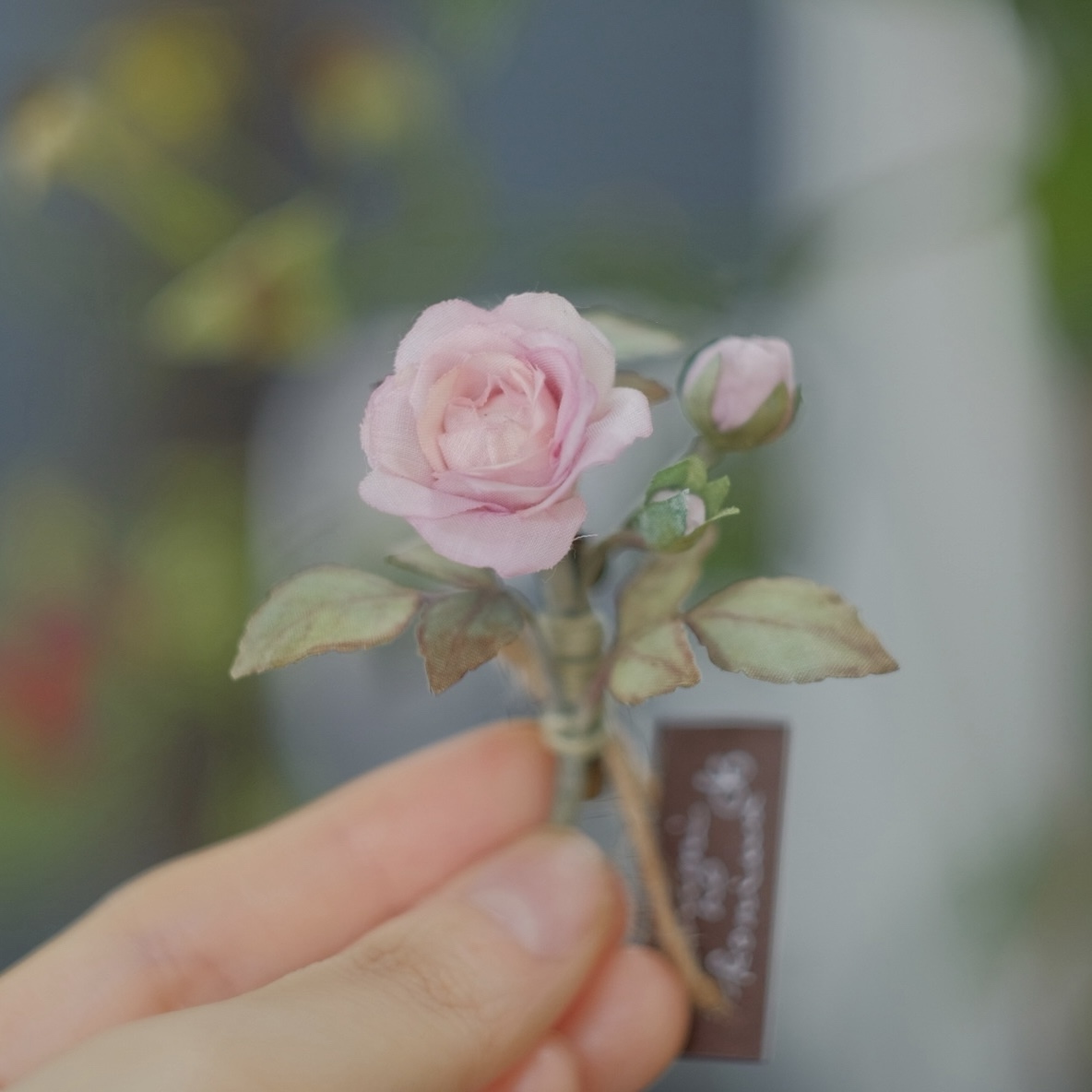 お庭に咲いた ちいさな 薔薇 の 布花 ブローチ (クイーンオブ
