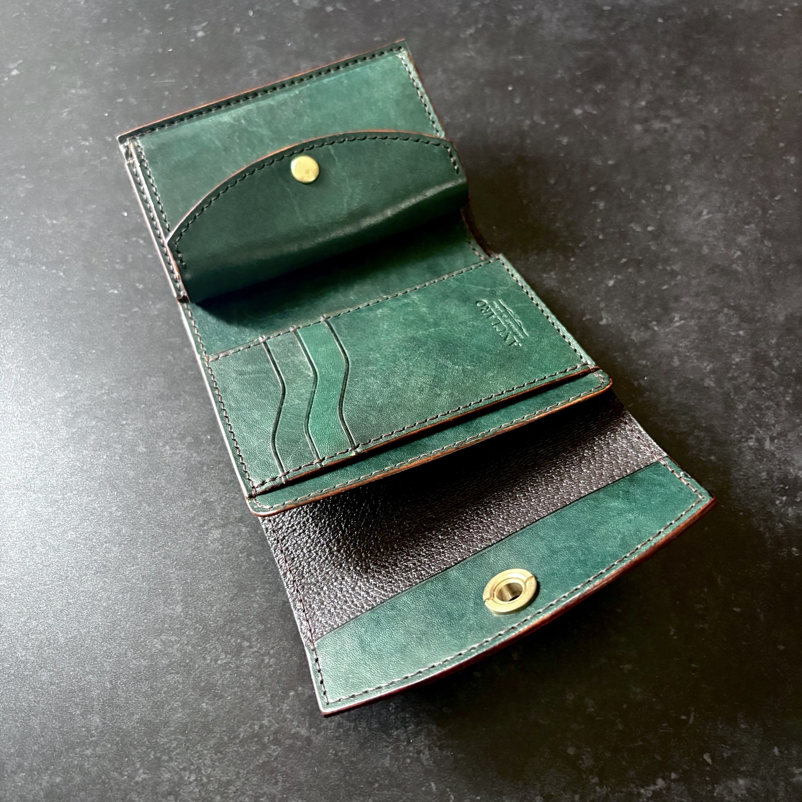 本革 真鍮オコシ金具の三つ折り財布 / セミミドルサイズ / スプルース