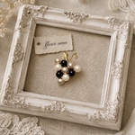 grape motif  葡萄のブローチ  〈mosaic〉 シルキーパール  white・beige・black
