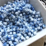 【10g】約70粒/4mm/ホワイト×ブルーペイント/ミニチューブガラスビーズ