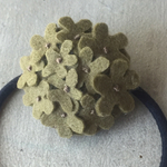 フェルトと刺繍糸のふっくらヘアゴム カーキ色