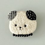 犬の手刺繍ブローチ【しろしろノワール】ギフト　プレゼント｜本革　レザー｜ドット　水玉｜モノトーン　白黒｜大人かわいい｜ビーズ　パール　