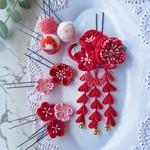 【julie様専用出品】七五三・お祝い髪飾り 『紅花手毬』｜赤のつまみ細工髪飾り 和玉（まり玉）付き 3歳サイズ