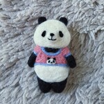 ピンクＴシャツを着たパンダさんのブローチ