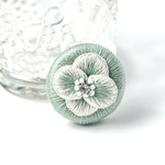 手刺繍ブローチ/小さなお花のふっくらブローチ/ニュアンスグリーン/送料無料