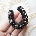 【受注製作】✳︎ 馬蹄 ✳︎ ビーズ 刺繍 ブローチ バッグチャーム 2way
