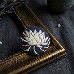 月下美人の刺繍くるみボタン　夏の夜の神秘的な花　繊細な手刺繍　純白の一夜花
