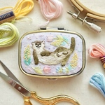 カワウソとお花 動物刺繍のアクセサリーケース