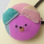 手刺繍/くまの刺繍くるみボタンヘアゴム（ピンク　みどり）ハンドメイド 髪ゴム 髪留め ヘアアクセサリー 動物 アニマル くまグッズ くま雑貨 キッズ 子ども 女の子 大人可愛い 親子お揃い　個性的